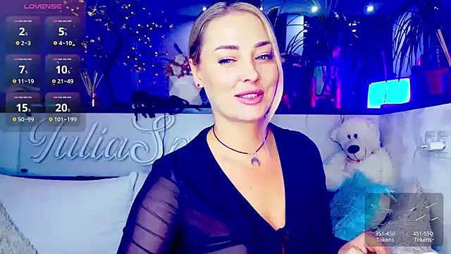 Snapshot of _JuliaSpace_ chatting on 11.06.25 JuliaSpace online show from 11.06.25