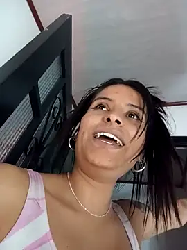 Snapshot of _elektrah chatting on 10.04.25 elektrah online show from 10.04.25