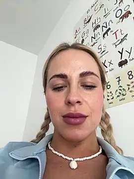 streetdoll online show from 03.20.25