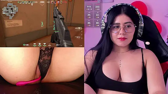 Snapshot of DanielaHang chatting on 02.13.25 DanielaHang online show from 02.13.25