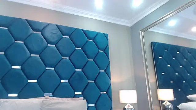 ThaniaJones online show from 04.06.26