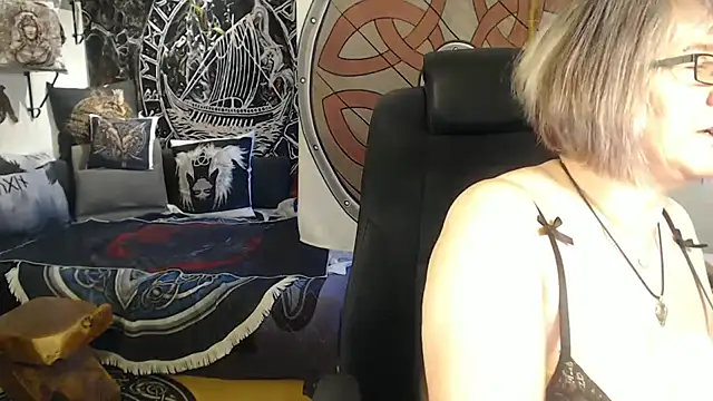 Snapshot of TittenMichelle chatting on 04.23.26 TittenMichelle online show from 04.23.26
