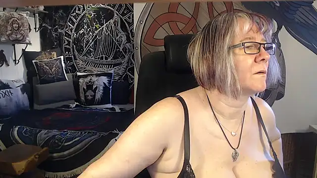 Snapshot of TittenMichelle chatting on 04.25.26 TittenMichelle online show from 04.25.26