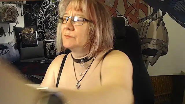 Snapshot of TittenMichelle chatting on 05.17.26 TittenMichelle online show from 05.17.26