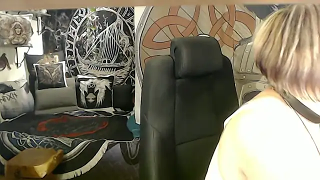 Snapshot of TittenMichelle chatting on 05.21.26 TittenMichelle online show from 05.21.26