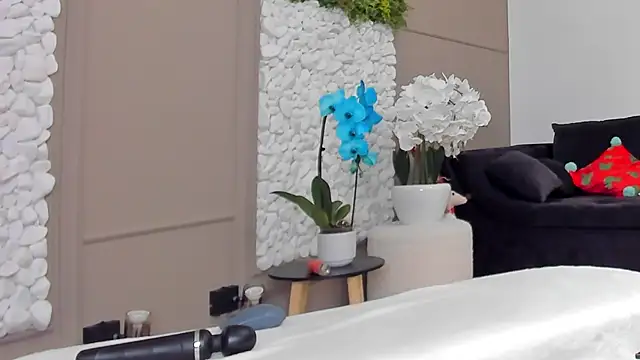 Deliciouslips online show from 02.18.25