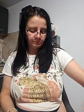 Snapshot of KristenVega chatting on 11.04.25 KristenVega online show from 11.04.25