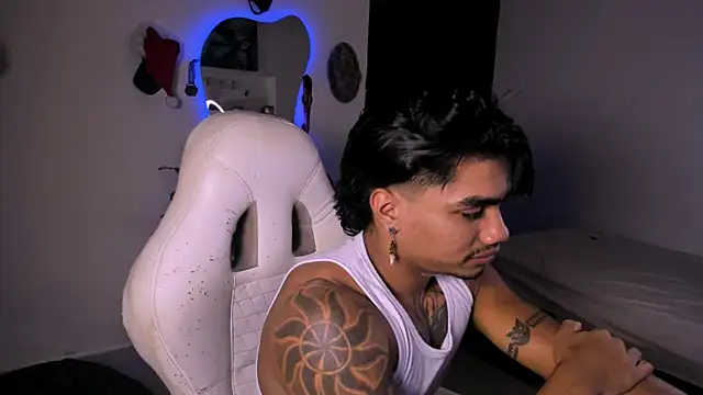 Snapshot of Young_laroi chatting on 12.15.24 Young laroi online show from 12.15.24