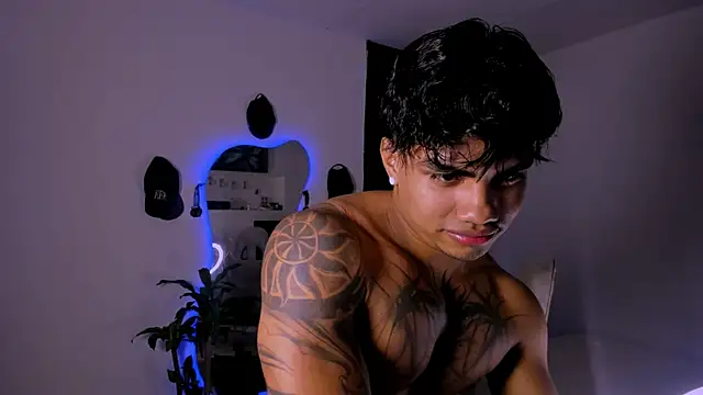 Snapshot of Young_laroi chatting on 01.18.25 Young laroi online show from 01.18.25