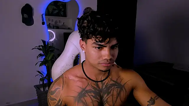 Snapshot of Young_laroi chatting on 02.03.25 Young laroi online show from 02.03.25