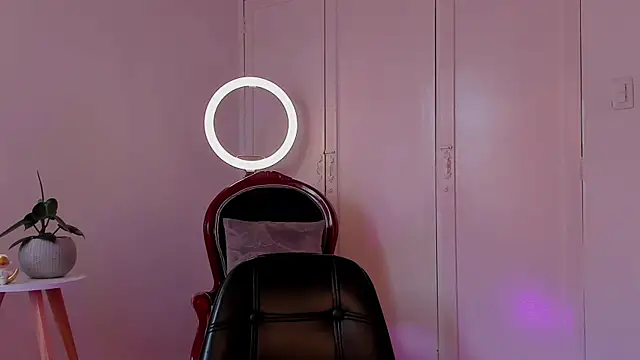 Snapshot of cuddlingbunny chatting on 12.12.24 cuddlingbunny online show from 12.12.24