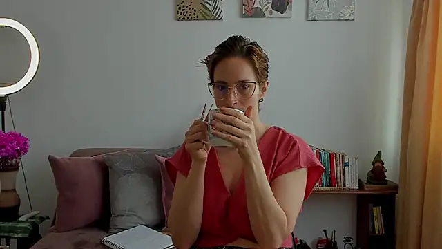 Snapshot of cuddlingbunny chatting on 01.19.25 cuddlingbunny online show from 01.19.25