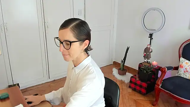 Snapshot of cuddlingbunny chatting on 11.30.25 cuddlingbunny online show from 11.30.25