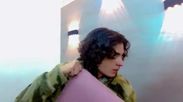 Snapshot of Sr_BonnyEthan chatting on 11.10.25 Sr BonnyEthan online show from 11.10.25