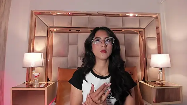 Snapshot of DaraBeckett chatting on 01.18.25 DaraBeckett online show from 01.18.25