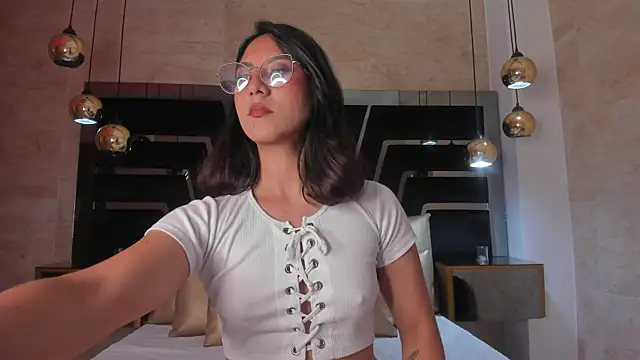 Snapshot of DaraBeckett chatting on 10.13.25 DaraBeckett online show from 10.13.25