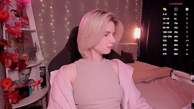 Snapshot of enigma_mia chatting on 10.11.25 enigma mia online show from 10.11.25