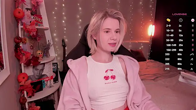 Snapshot of enigma_mia chatting on 10.19.25 enigma mia online show from 10.19.25