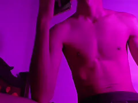 Snapshot of isaaclatino chatting on 01.05.25 isaaclatino online show from 01.05.25