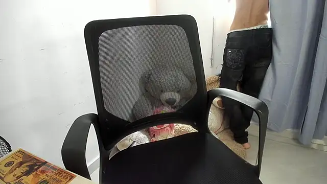 Snapshot of isaaclatino chatting on 09.15.25 isaaclatino online show from 09.15.25