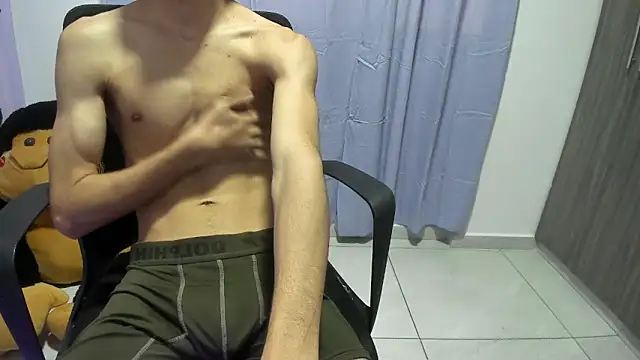 Snapshot of isaaclatino chatting on 10.16.25 isaaclatino online show from 10.16.25