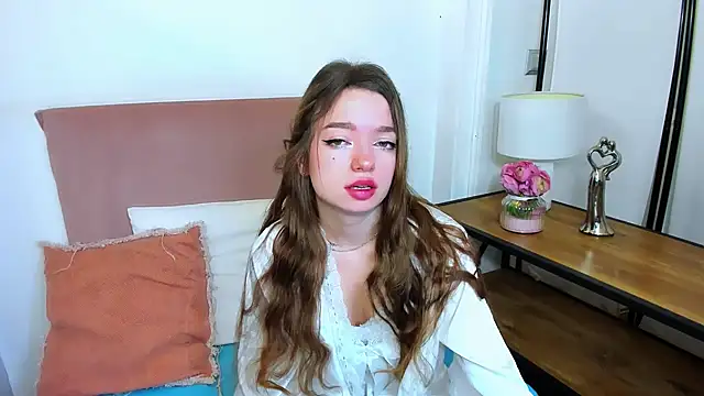 Snapshot of GraceLips chatting on 03.04.25 GraceLips online show from 03.04.25