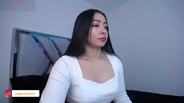 Snapshot of megan_bluee23 chatting on 10.29.25 megan bluee23 online show from 10.29.25