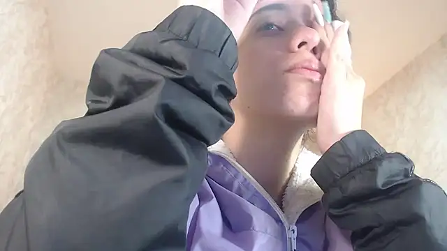 EmmaCowperr online show from 01.14.25