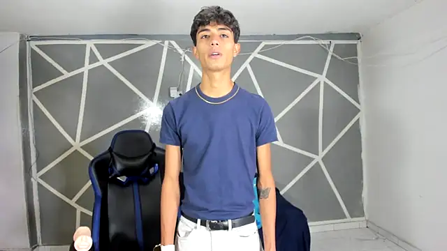 Snapshot of oliverhot2005 chatting on 12.10.24 oliverhot2005 online show from 12.10.24