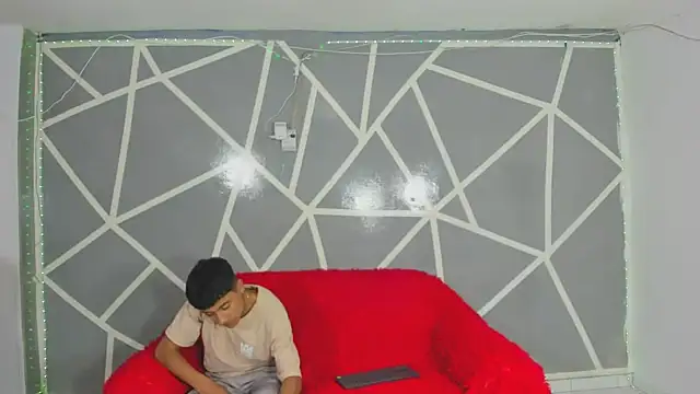 Snapshot of oliverhot2005 chatting on 01.14.25 oliverhot2005 online show from 01.14.25