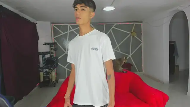 Snapshot of oliverhot2005 chatting on 01.28.25 oliverhot2005 online show from 01.28.25