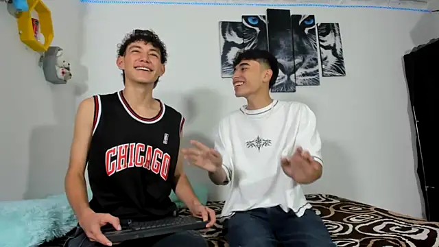 Snapshot of oliverhot2005 chatting on 03.22.25 oliverhot2005 online show from 03.22.25