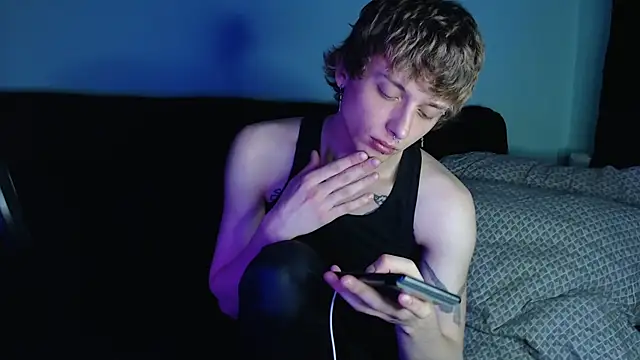 Snapshot of axxxturel chatting on 03.18.25 axxxturel online show from 03.18.25