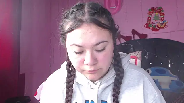 NikkiRous  online show from 02.17.25