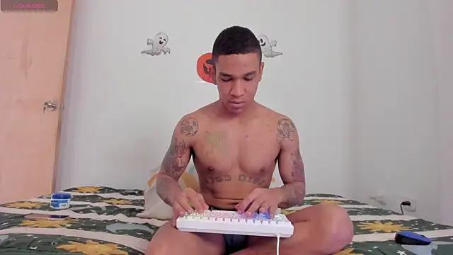 Snapshot of its_me_miley chatting on 10.31.25 its me miley online show from 10.31.25