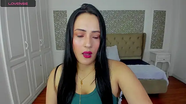 Snapshot of KimWessel_ chatting on 04.28.26 KimWessel online show from 04.28.26