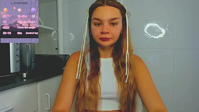 Snapshot of Molly_sweetie chatting on 06.18.26 Molly sweetie online show from 06.18.26