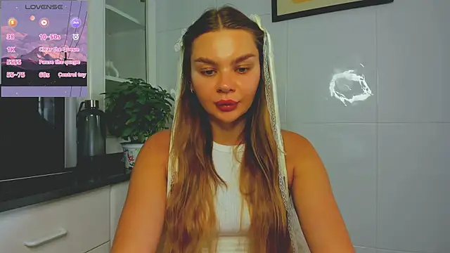 Snapshot of Molly_sweetie chatting on 06.23.26 Molly sweetie online show from 06.23.26