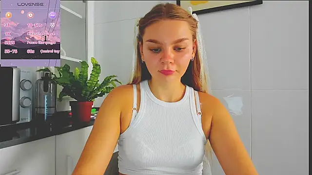 Snapshot of Molly_sweetie chatting on 07.17.26 Molly sweetie online show from 07.17.26