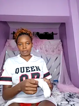 Snapshot of Pretty-queen123 chatting on 09.19.25 Pretty-queen123 online show from 09.19.25