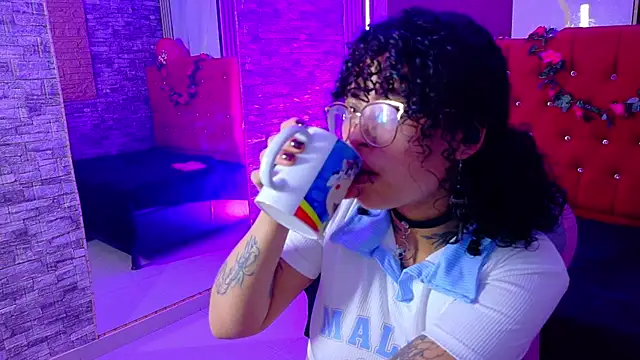 Snapshot of miahernadez303av chatting on 02.16.26 miahernadez303av online show from 02.16.26