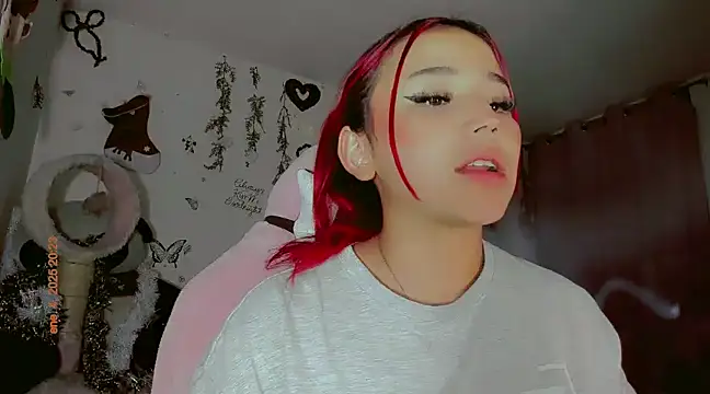 Snapshot of madisonx17 chatting on 01.05.25 madisonx17 online show from 01.05.25