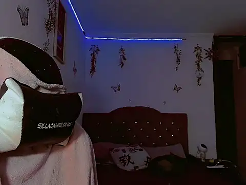 Snapshot of madisonx17 chatting on 10.02.25 madisonx17 online show from 10.02.25