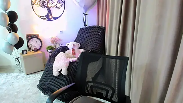 Snapshot of worldofkim chatting on 04.01.26 worldofkim online show from 04.01.26
