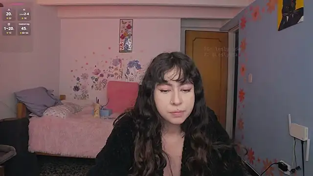 Snapshot of leslyyu chatting on 10.18.25 leslyyu online show from 10.18.25