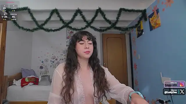 Snapshot of leslyyu chatting on 12.03.25 leslyyu online show from 12.03.25