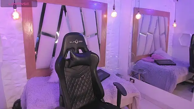 Snapshot of ary_cooper_ chatting on 11.17.25 ary cooper online show from 11.17.25