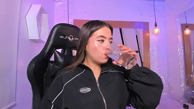 Snapshot of ary_cooper_ chatting on 11.20.25 ary cooper online show from 11.20.25