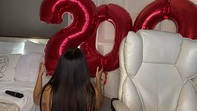 Snapshot of UrLillShy chatting on 12.04.25 UrLillShy online show from 12.04.25