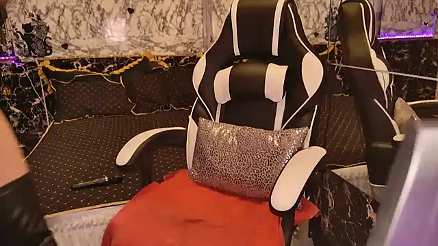 Snapshot of Luiza_Hammer chatting on 03.17.25 Luiza Hammer online show from 03.17.25